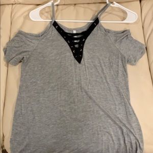 💥4 for $15💥Cut out shoulder shirt